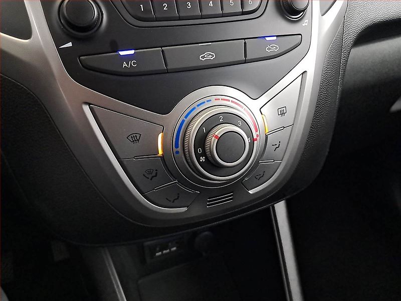 Hyundai ix20 (2013) 1.4 CVVT, Park. senzory - fotka 13 z 16