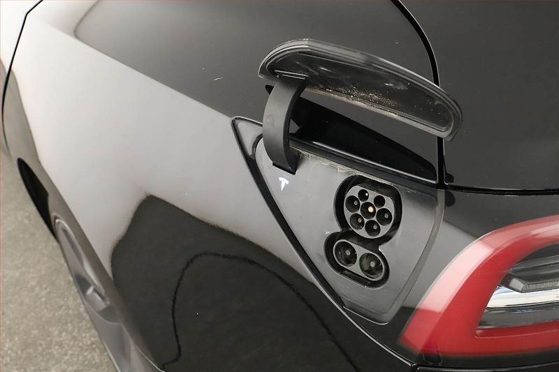 Tesla Model 3 (2019) Long Range 4WD 78kWh, SoH 82% - fotka 19 z 20