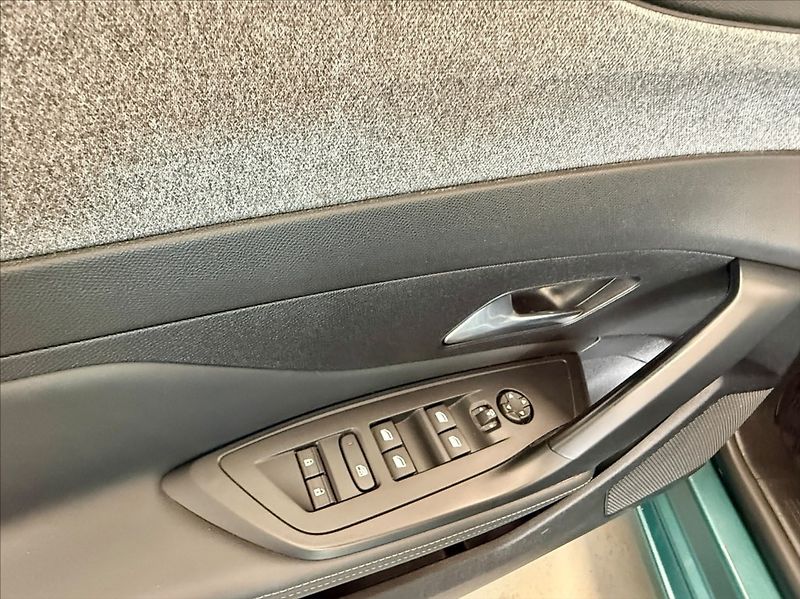 Peugeot 308 1,2 i ALLURE 1.MAJITEL - fotka 10 z 18