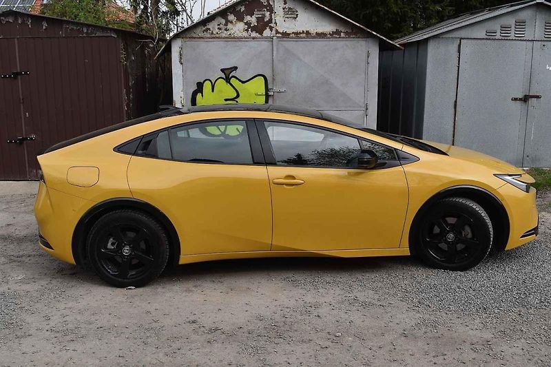 Se žlutým lakem vypadá nová Toyota Prius skoro jako sportovní auto