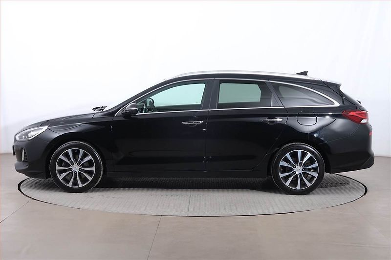 Hyundai i30 (2018) Style 1.4 T-GDI, Serv.kniha - fotka 3 z 24