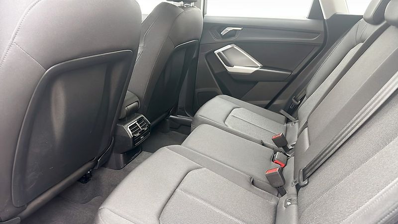 Audi Q3 35TFSI S Tronic LED Cockpit - fotka 16 z 17