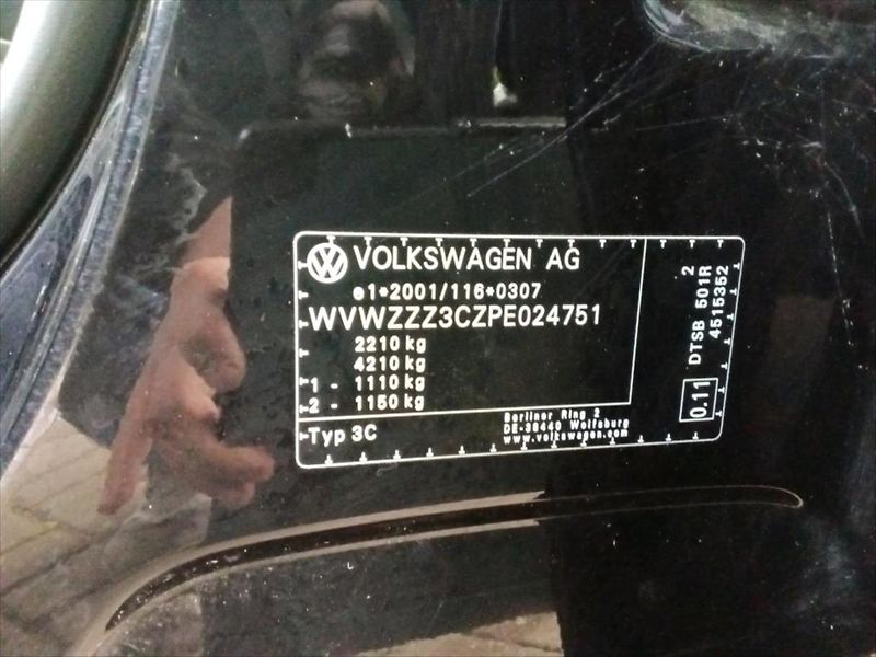 Volkswagen Passat 2,0 PANORAMA,WEBASTO,TAŽNÉ - fotka 8 z 9