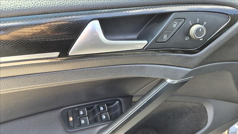 Volkswagen Golf 1,6 TDi 81 Kw Highline kůže - fotka 15 z 22