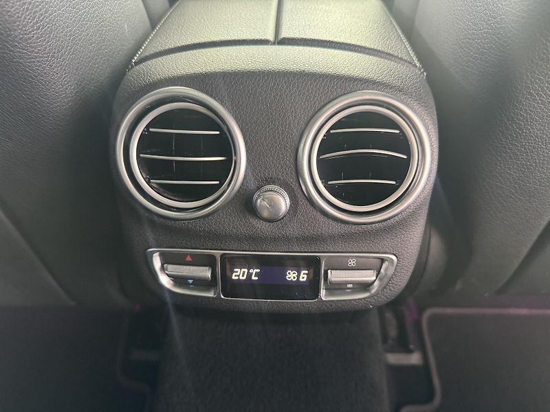 Mercedes-Benz Třídy C (2019) C200 4M AMG LED PANORAMA - fotka 25 z 29