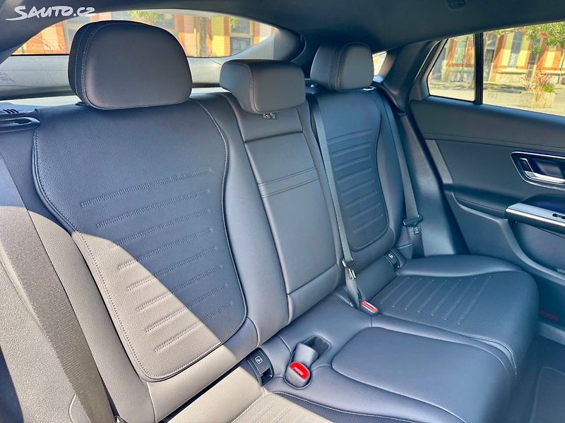 Mercedes-Benz GLC 220d 4MATIC AMG - fotka 43 z 48