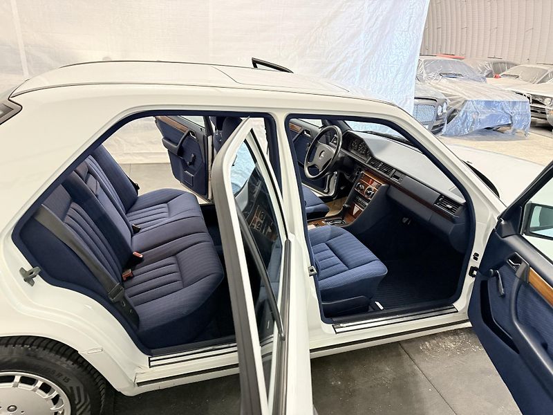 Mercedes-Benz Třídy E (1991) 2.3 , AT ,SERVIS DOLOŽEN! - fotka 10 z 34