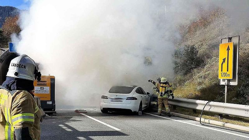 Hořící Tesla Model S.
