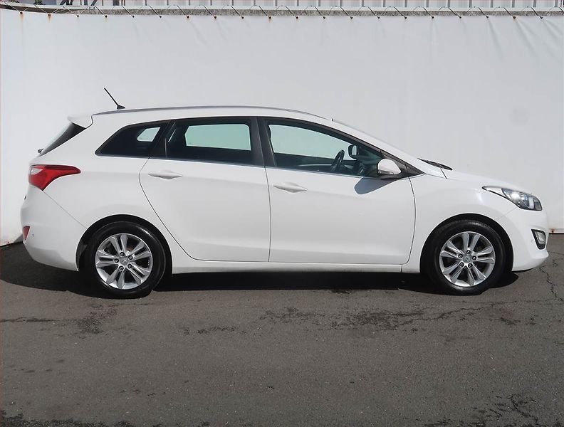 Hyundai i30 (2014) Weekend 1.6 MPI, Serv.kniha - fotka 6 z 17