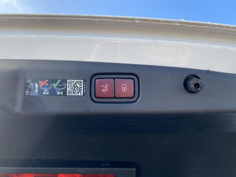 Mercedes-Benz Třídy E E 400e 4M AMG BURMESTER 4D - fotka 17 z 26