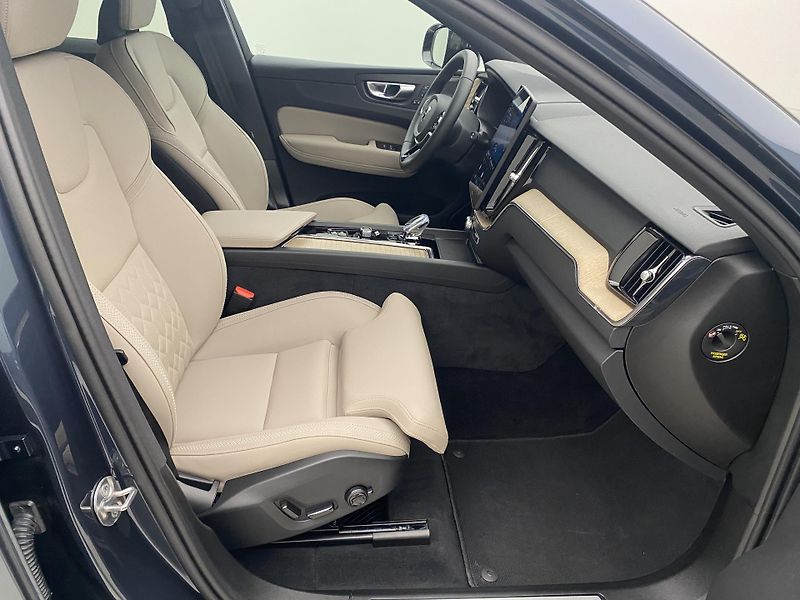 Volvo XC60 B5 AWD DARK PLUS AUT CZ - fotka 24 z 51