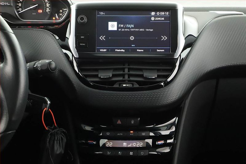 Peugeot 2008 (2017) 1.2 PureTech, Automat - fotka 9 z 16