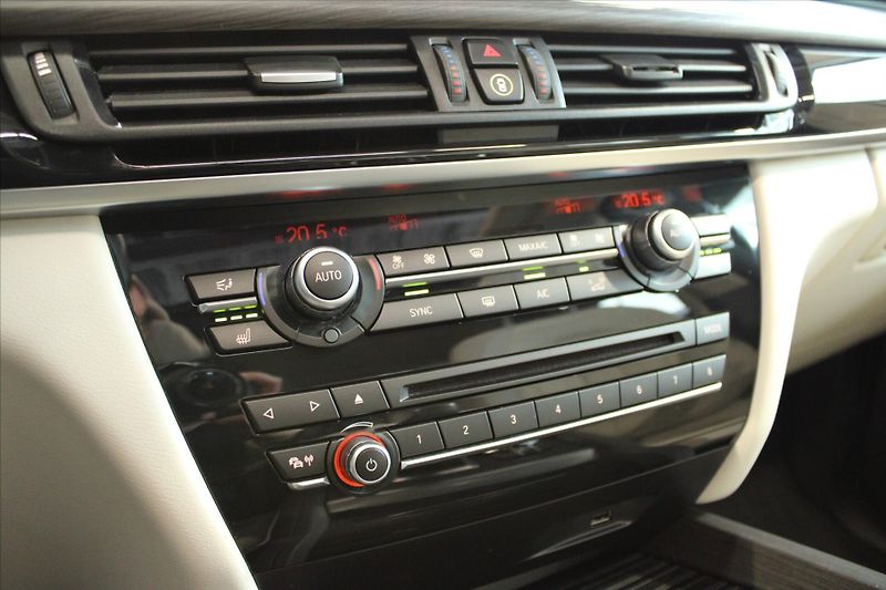 BMW X5 xDrive40d NezTop/HUD/Pano/AdLE - fotka 23 z 32