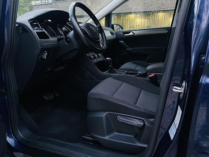 Volkswagen Touran 1.6TDI AUT SERVISKA 7MÍST LED  - fotka 26 z 42