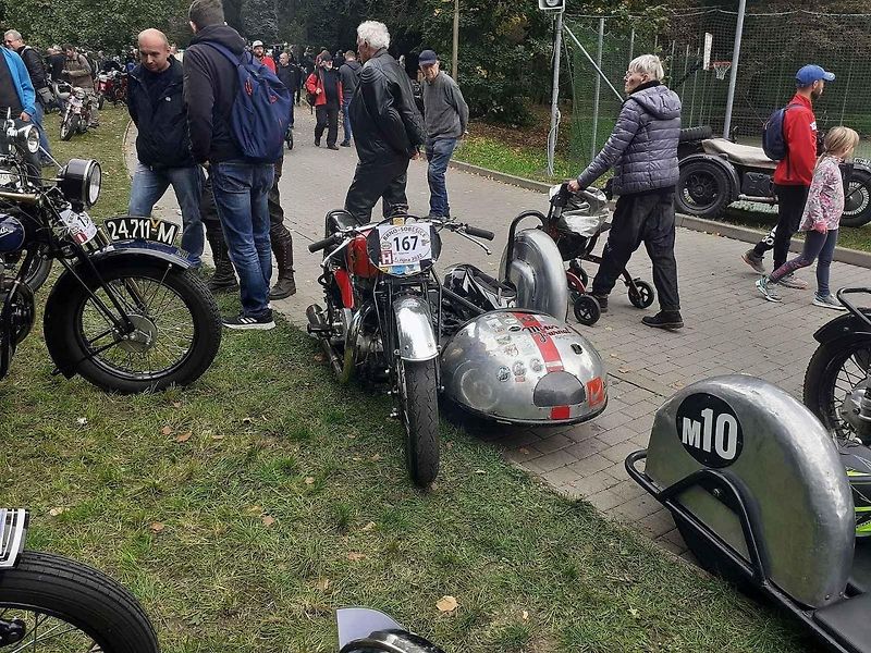 Milovníci historických automobilů i motocyklů si první říjnovou sobotu přišli na své při tradičním závodu Brno-Soběšice.
