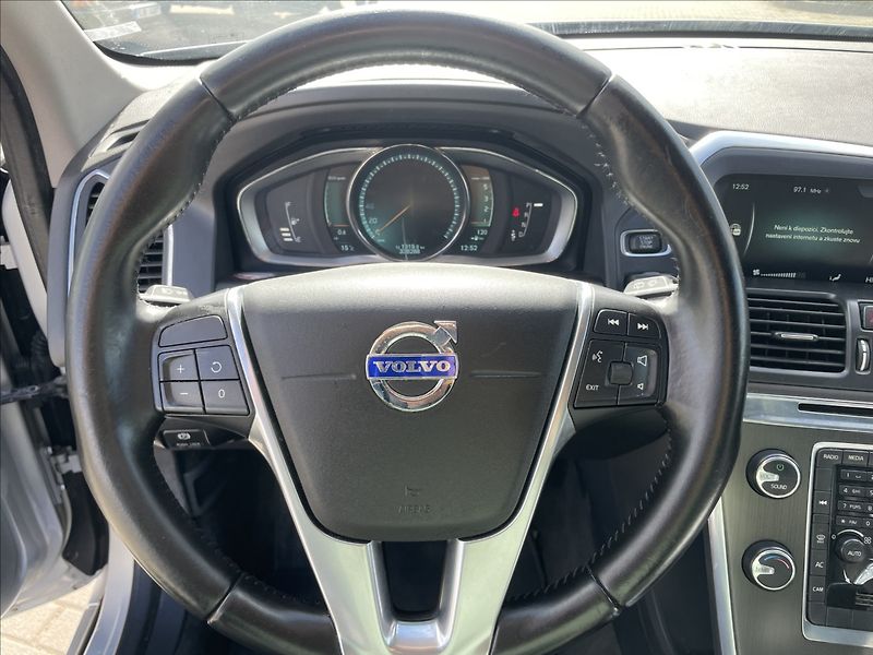 Volvo XC60 2,4 D4 Summum AWD Geartr GPS P - fotka 15 z 32