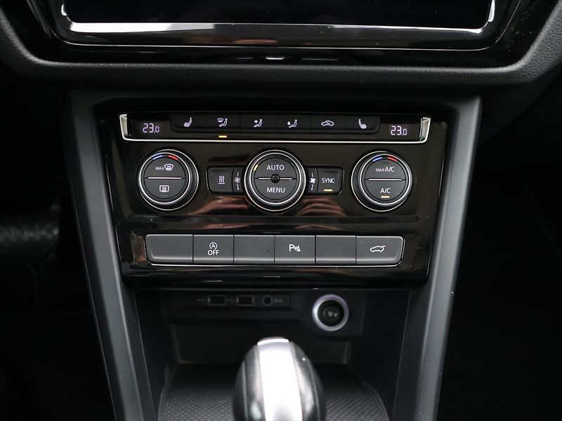 Volkswagen Touran 2,0 TDI DSG Parorama Navi - fotka 19 z 28