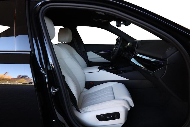 BMW i5 xDrive 40 - fotka 25 z 32