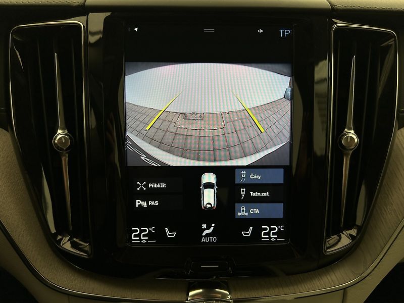 Volvo XC60 2.0 B5 4x4 Inscription - fotka 23 z 38