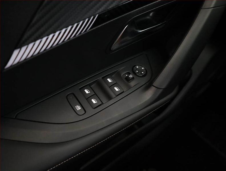 Peugeot 2008 (2024) 1.2 PureTech, 360°KAMERA - fotka 14 z 16