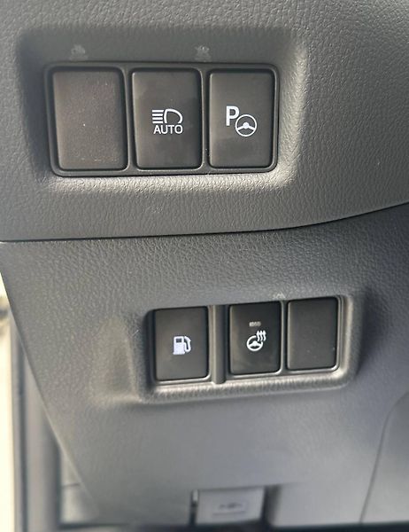 Toyota C-HR (2020) 2.0 HYBRID 112KW AUT 2020 - fotka 13 z 34