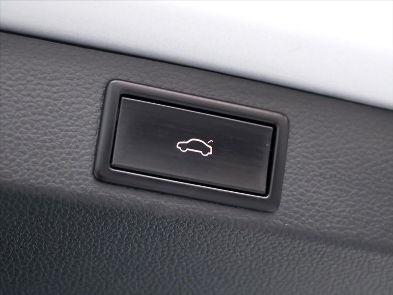 Škoda Karoq 1,6 TDI DSG Style Sport Navi - fotka 11 z 39