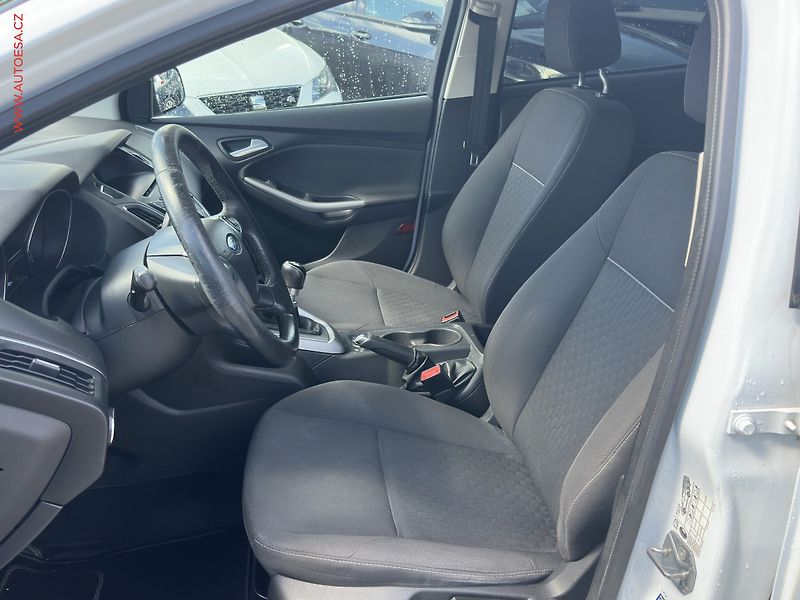 Ford Focus (2014) 1.6 TDCi, AC, výhřev sed - fotka 9 z 18
