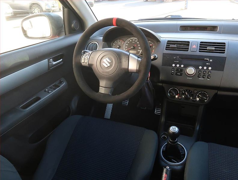 Suzuki Swift (2008) 1.3 i, Vyhř. sedaček - fotka 7 z 17