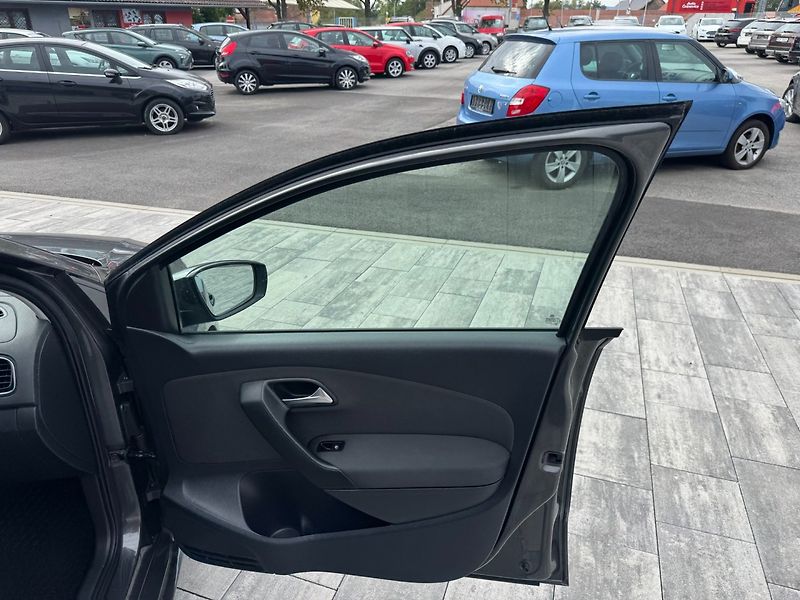 Volkswagen Polo (2011) Comfortline 1,4i 16V 63 Kw - fotka 23 z 28