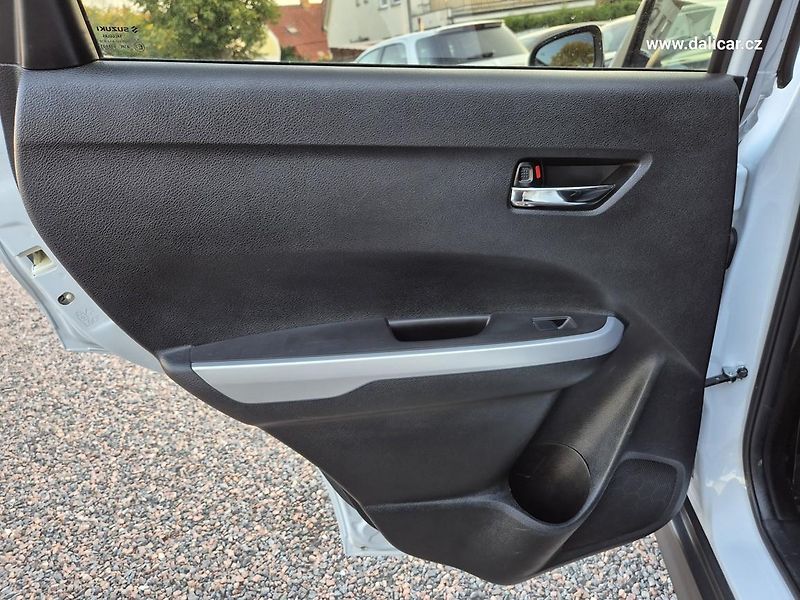 Suzuki Vitara (2016) 1.6VVT 88KW Automat COMFORT - fotka 43 z 52
