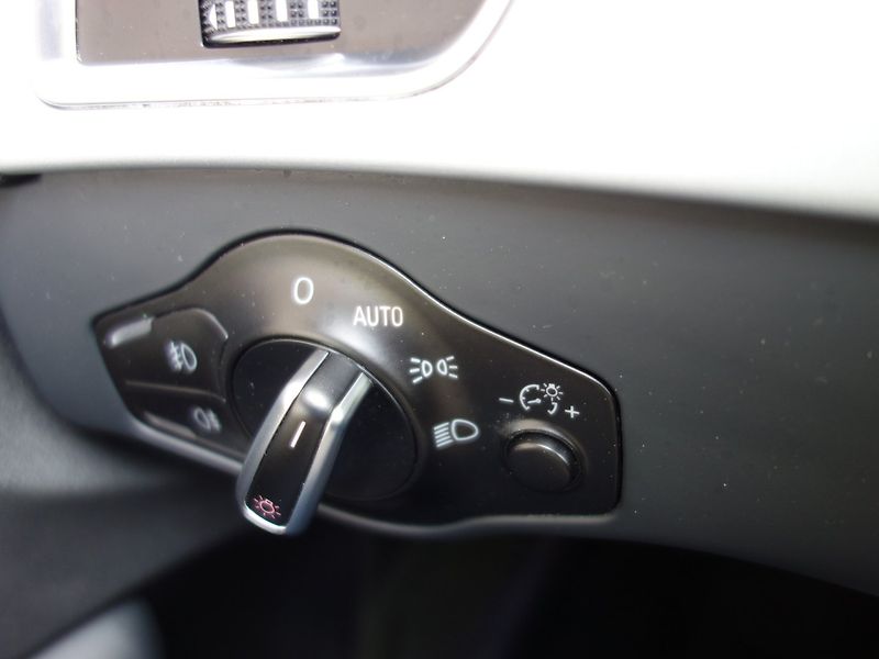 Audi A4 (2015) 2.0TDI 110kW 8A -NAVIGACE - fotka 19 z 35