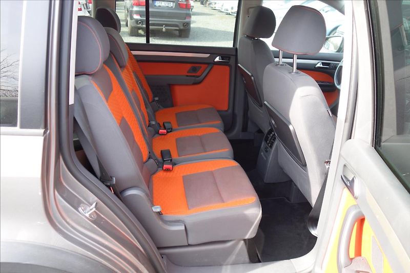 Volkswagen Touran 2,0 TDi,SERV.KN.,CROSS,7 MÍST. - fotka 14 z 32