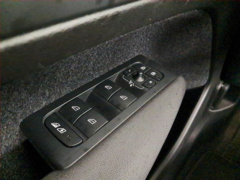 Volvo XC40 (2023) T2 - fotka 18 z 21