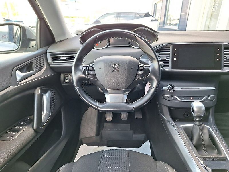 Peugeot 308 (2018) SW ALLURE 1,2PT 130k M6 - fotka 14 z 18