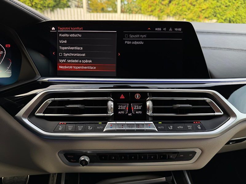 BMW X7 M50xD-R22-PANO-H&K-ČR-TOP STAV - fotka 34 z 53