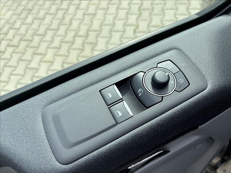 Ford Tourneo Custom 2,0 125kW L2 Titanium  DPH - fotka 26 z 44