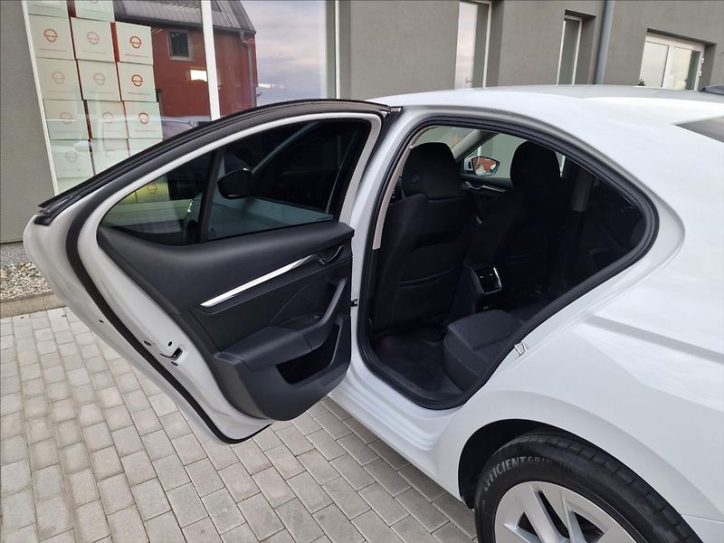Škoda Octavia 2.0TDI Style, původ ČR,1.Maj. - fotka 18 z 50