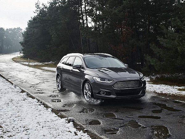 Ford Mondeo na zkušebním polygonu v Lommelu.
