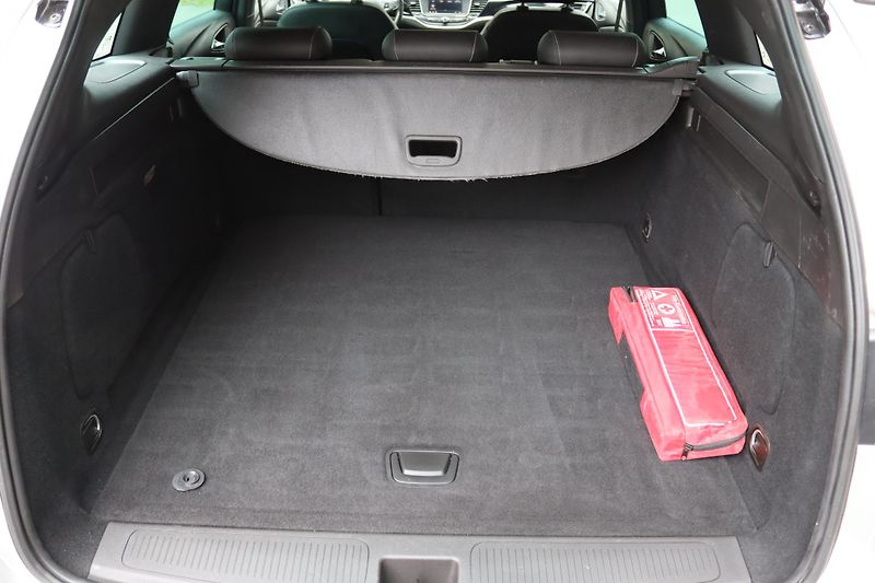 Opel Astra SPORTS TOURER+ 1.2 81kW - fotka 44 z 50