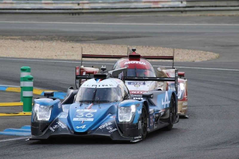 Zážitek na celý život si z jubilejního závodu 24 hodin Le Mans odvezli automodeláři z Mostu. Malé a velké Porsche podruhé.
