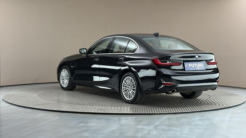 BMW Řada 3 320e AUT Luxury Line - fotka 2 z 27
