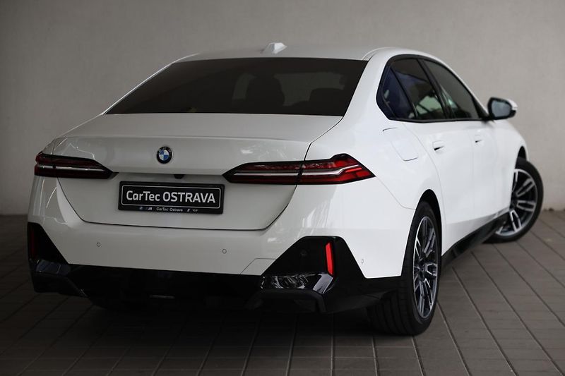 BMW Řada 5 520d xDrive - fotka 3 z 18