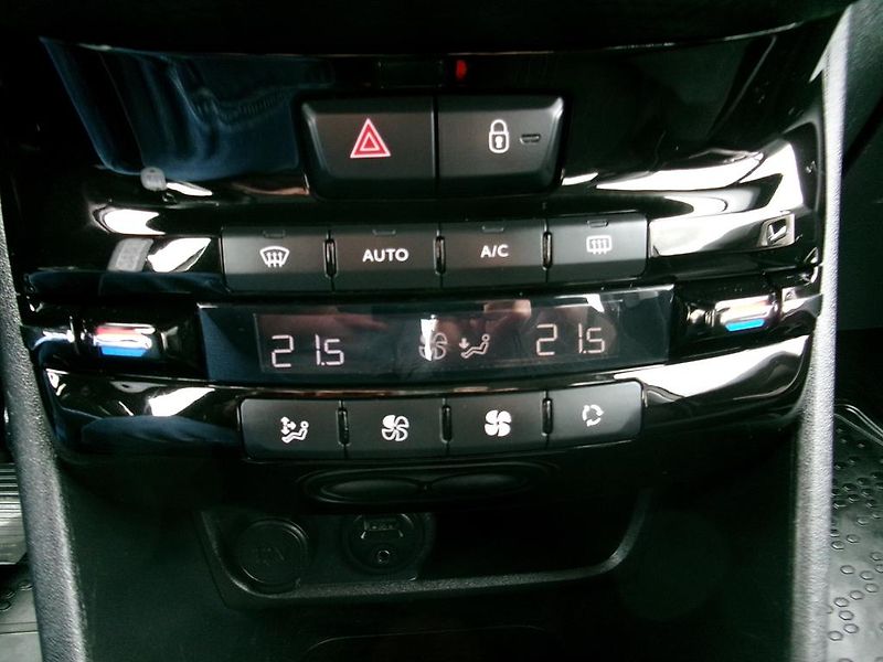 Peugeot 2008 (2015) 1.2i 81kW KOUPENO ČR,1.MAJITEL - fotka 11 z 15