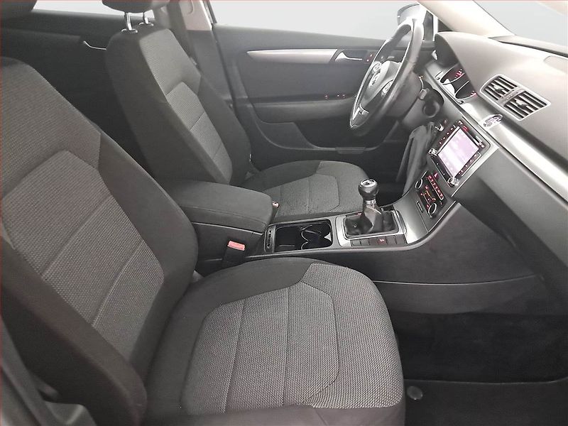 Volkswagen Passat (2011) 2.0 TDI, Navi, Xenony - fotka 9 z 16