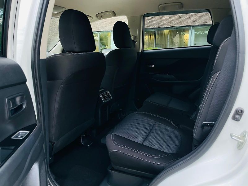 Mitsubishi Outlander 2.4i+HYBRID 4x4 SERVISKA TAŽNÉ - fotka 40 z 53