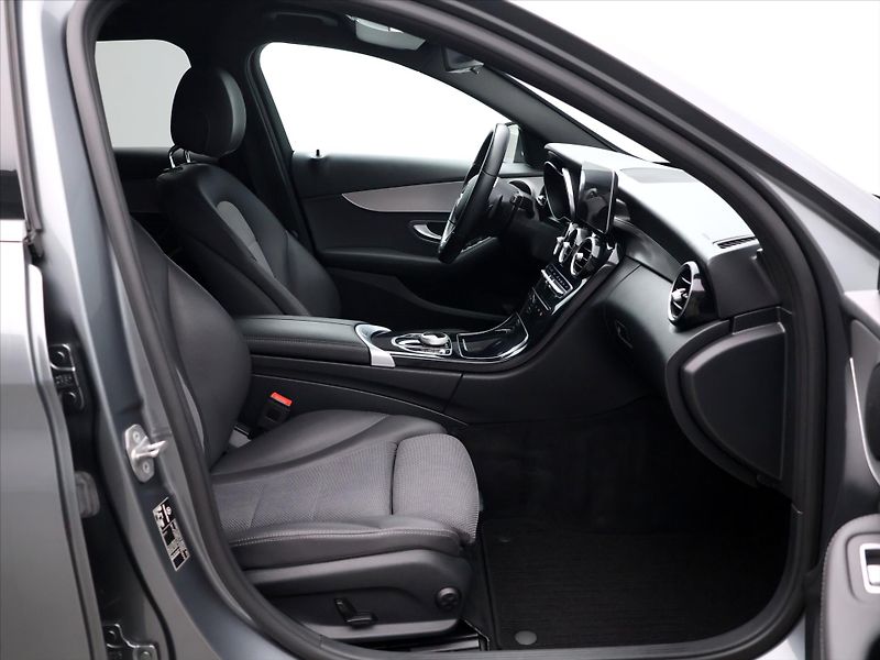 Mercedes-Benz Třídy C 2,0 220d Aut. Avantgarde - fotka 11 z 34