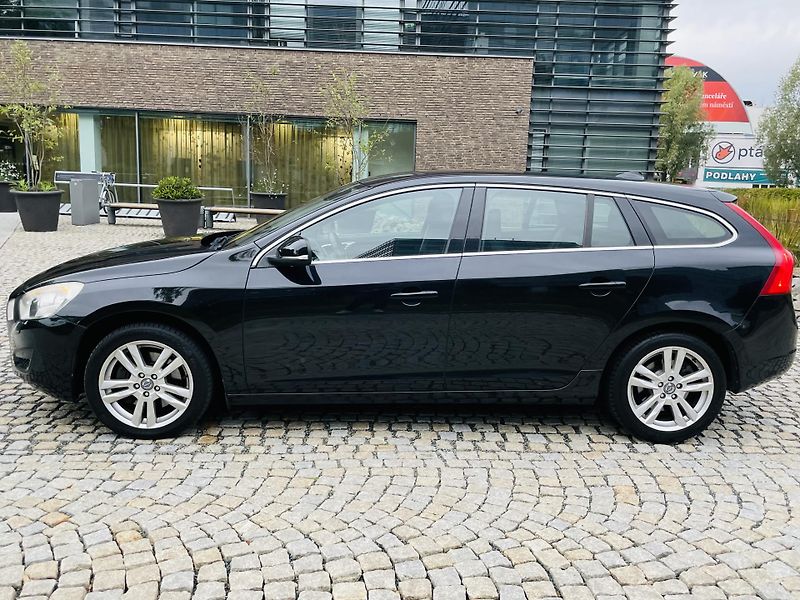 Volvo V60 2.4D5 MANUÁL TAŽNÉ SERVISKA - fotka 18 z 41