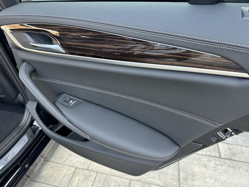 BMW Řada 5 (2023) 520xd, Luxury Line, Panorama - fotka 22 z 48