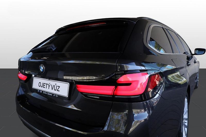 BMW Řada 5 530d xDrive Touring - fotka 20 z 30
