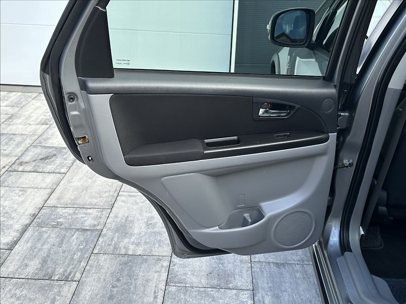Suzuki SX4 2,0 DDiS 135PS  Style 4x4 - fotka 15 z 51